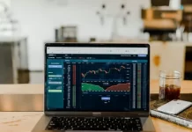 Почему акции не торгуются по цене закрытия предыдущего дня