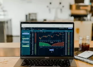 Почему акции не торгуются по цене закрытия предыдущего дня