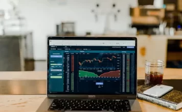 Почему акции не торгуются по цене закрытия предыдущего дня